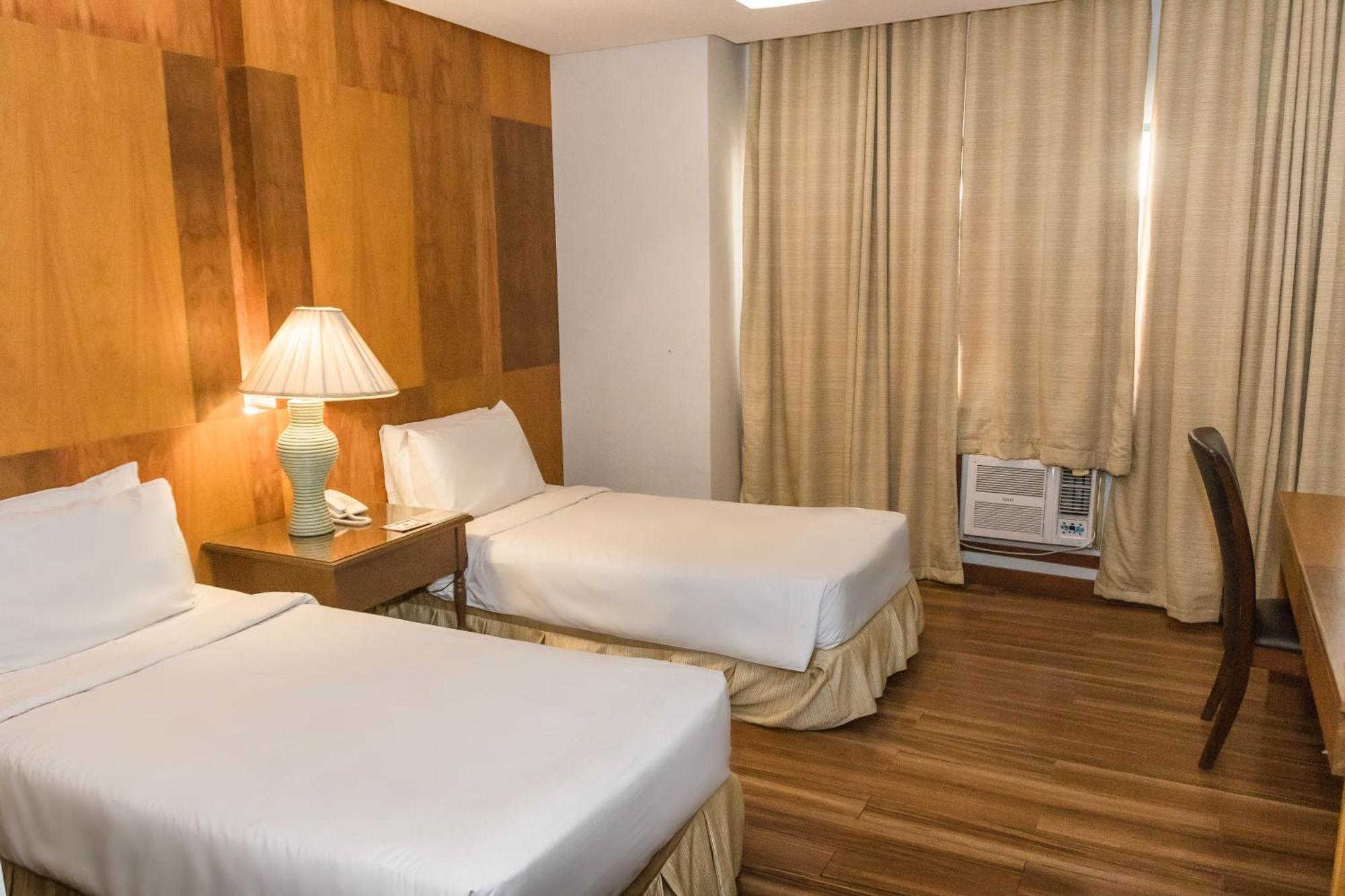 La Fiesta Hotel Iloilo City Luaran gambar