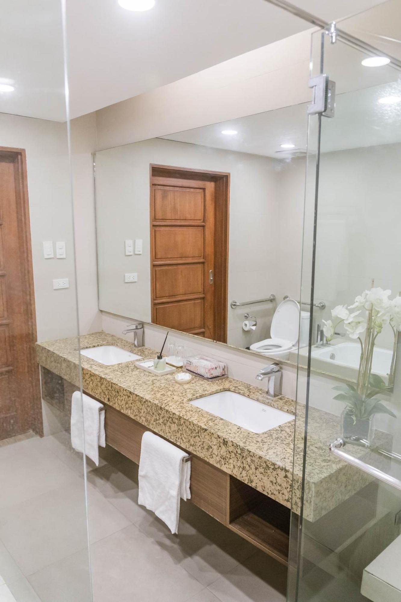 La Fiesta Hotel Iloilo City Luaran gambar