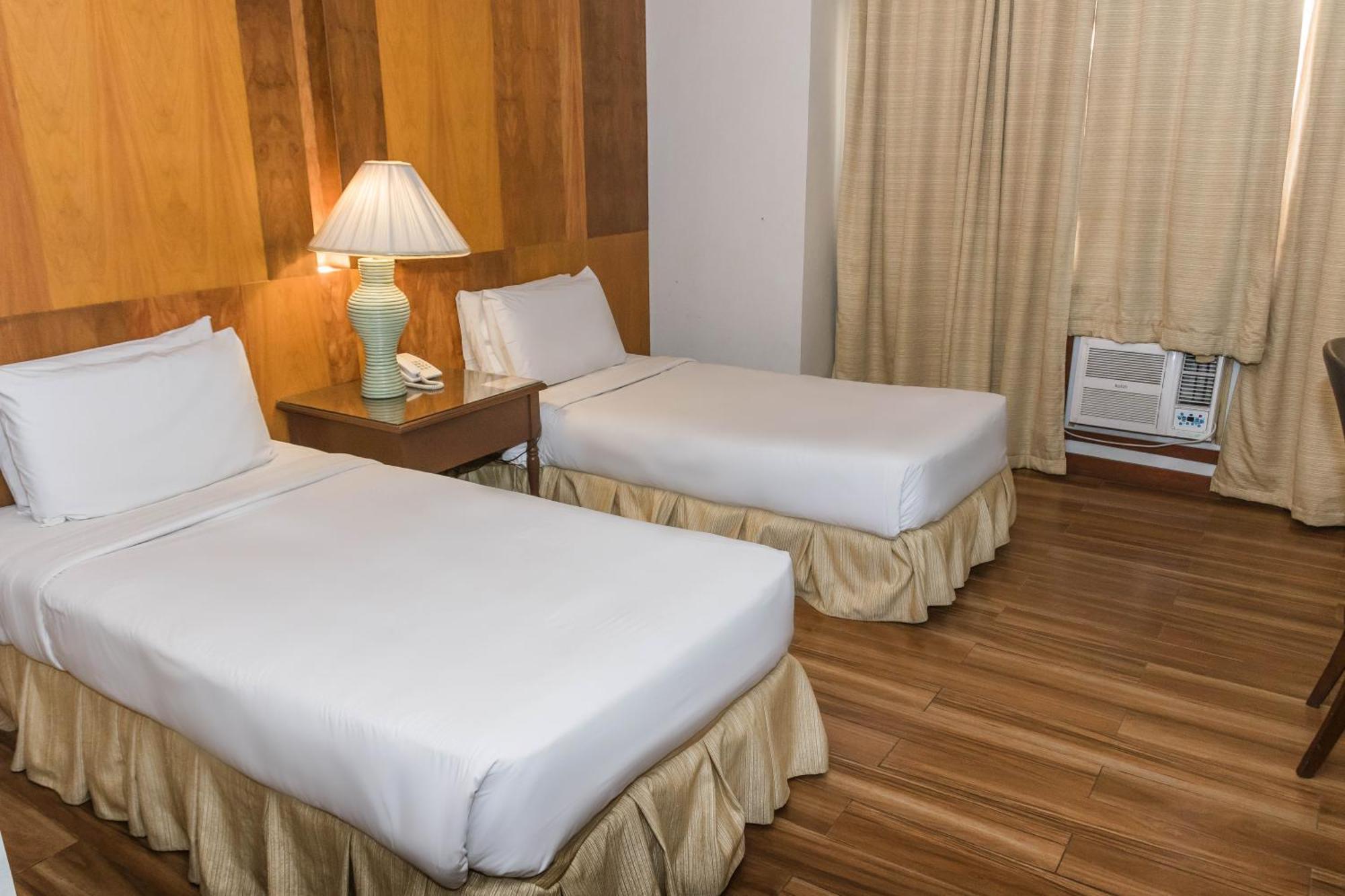 La Fiesta Hotel Iloilo City Luaran gambar