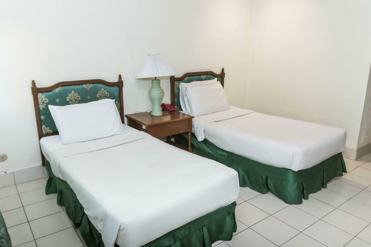 La Fiesta Hotel Iloilo City Luaran gambar