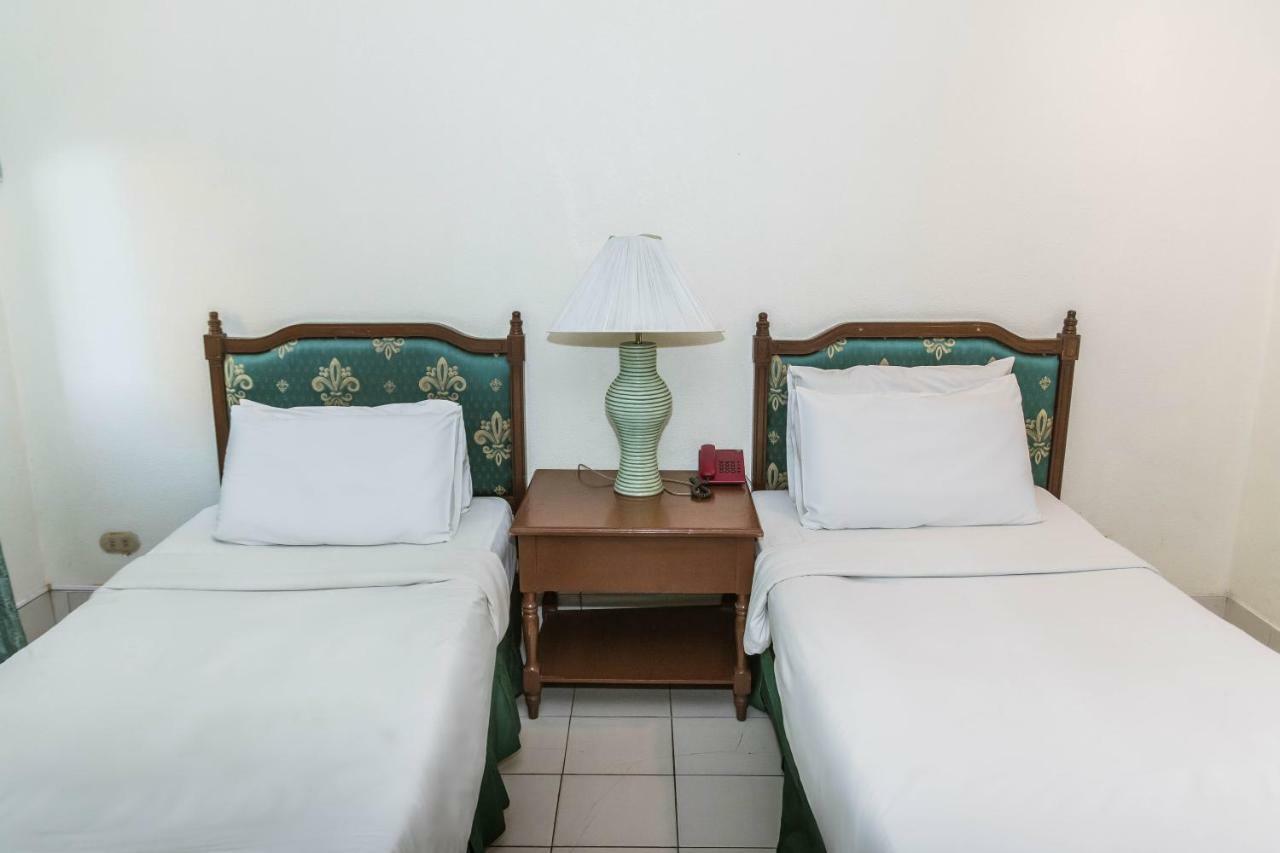 La Fiesta Hotel Iloilo City Luaran gambar