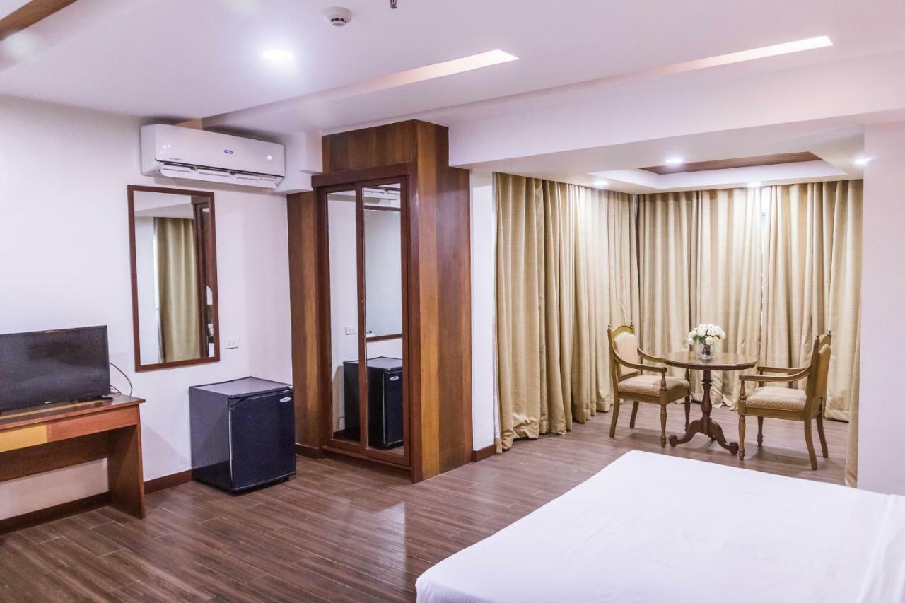 La Fiesta Hotel Iloilo City Luaran gambar